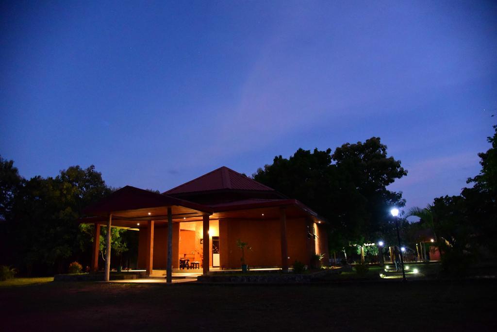 Indika Lake Resort Nuwarawewa East Exteriör bild