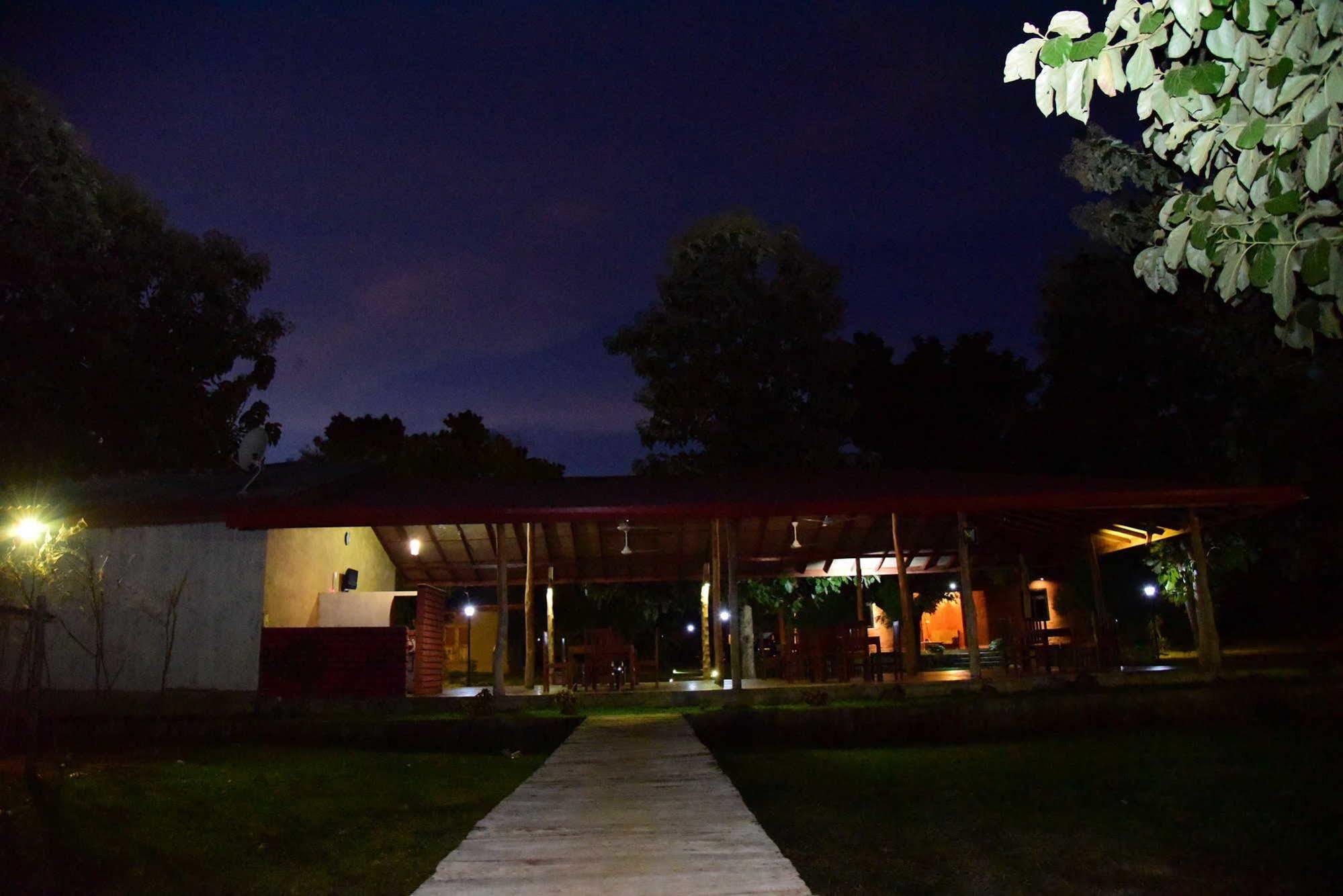 Indika Lake Resort Nuwarawewa East Exteriör bild