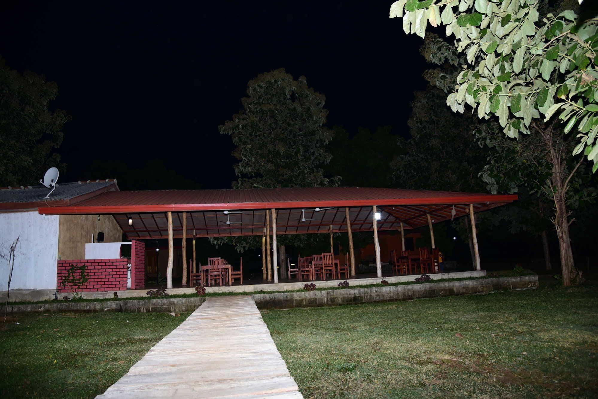 Indika Lake Resort Nuwarawewa East Exteriör bild